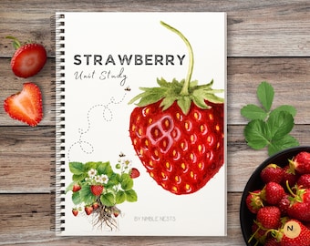 Puede incluir: Un cuaderno con espiral titulado "STRAWBERRY Unit Study" con una ilustración en acuarela de una gran fresa roja. La imagen incluye fresas en rodajas, una ilustración de una planta de fresa y un cuenco de fresas frescas sobre una superficie de madera.