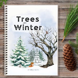 Puede incluir: Una ilustración de acuarela de árboles en invierno. Los árboles están desnudos y cubiertos de nieve. El título de la ilustración es "Trees in Winter" y el artista es "Nimble Nests".