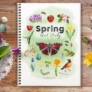 Può includere: Un quaderno a spirale con una copertina verde che presenta un'illustrazione ad acquerello con immagini a tema primaverile. La copertina include una farfalla, fiori, un pettirosso, una coccinella e il testo "Spring Unit Study" con le parole "By Nimble Nests" in basso.