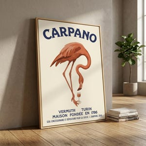 Può includere: Un poster verticale incorniciato raffigurante un grande fenicottero arancione che guarda un piccolo bicchiere di liquido rosso. Il testo CARPANO è in alto in blu scuro, con VERMUTH TURIN MAISON FONDÉE EN 1786 e altro testo.