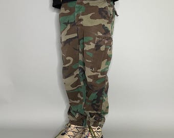 Pantalones militares vintage de los 90 con estampado de camuflaje boscoso, talla 28x28, holgados, de pierna ancha, cortos.
