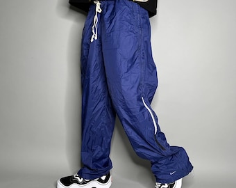 vintage Nike Track Pants Navy Blue Nylon Pantalon de survêtement Blanc Cheville Swoosh Baggy années 90