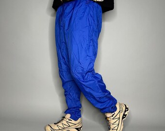 Vintage pantalon de survêtement Nike pour homme XL bleu royal en nylon jogger logo brodé subtil aux poignets élastiques a fermetures éclair à la cheville étiquette grise des années 90