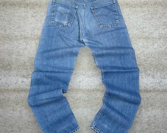 Calça jeans Levi's 550 True Vintage anos 70, tamanho 34x34, modelagem relaxada, lavagem média, etiqueta laranja.