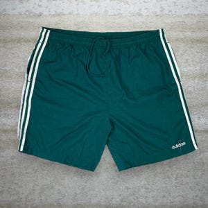 Vintage Adidas zwemshort XL bosgroen nylon wit geborduurd spellout-logo 7" binnenbeenlengte jaren 90
