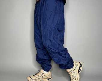 Vintage pantalon de survêtement Nike pour homme XL bleu marine en nylon jogger subtilement brodé Swoosh aux poignets élastiques a fermetures éclair à la cheville doublée des années 90