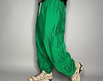 Vintage Trainingshose Jogginghose Kelly Green Nylon Joggers Elastische Bündchen mit Reißverschluss am Knöchel 90er Jahre