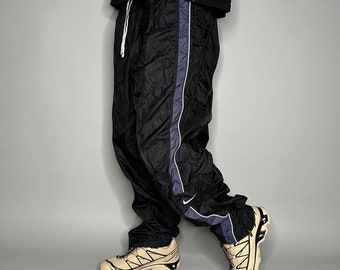Vintage pantalon de survêtement Nike pour homme XL noir en nylon pantalon de survêtement ample jambe large a des fermetures éclair à la cheville pour s'évader gris Swoosh étiquette noire des années 90