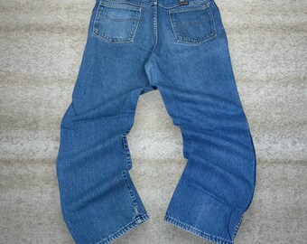 Vintage 90s Wrangler Jeans 32x28 Relaxed Fit Medium Wash Denim Made in USA