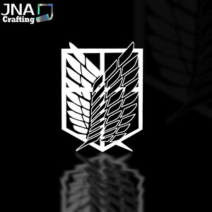 Puede incluir: Emblema blanco con alas estilizadas dentro de un escudo, sobre un fondo negro. El dise&ntilde;o gr&aacute;fico tiene l&iacute;neas n&iacute;tidas y una disposici&oacute;n sim&eacute;trica. El logotipo es de JNA Crafting.