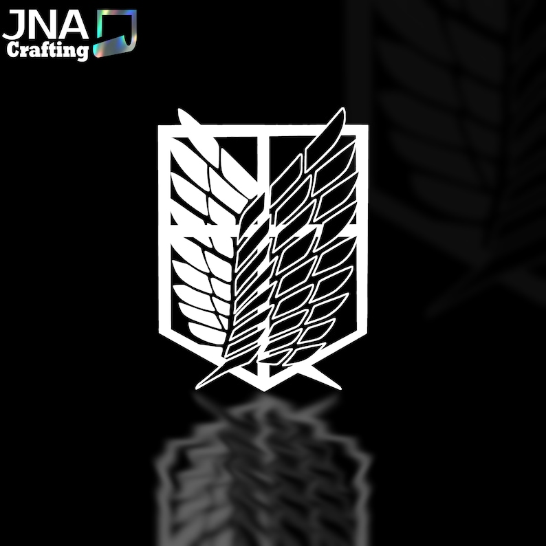 Puede incluir: Emblema blanco con alas estilizadas dentro de un escudo, sobre un fondo negro. El dise&ntilde;o gr&aacute;fico tiene l&iacute;neas n&iacute;tidas y una disposici&oacute;n sim&eacute;trica. El logotipo es de JNA Crafting.