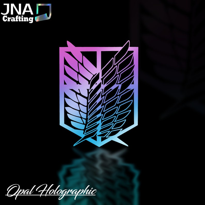 Puede incluir: Una calcoman&iacute;a hologr&aacute;fica con el emblema del Cuerpo de Exploraci&oacute;n de la serie de anime "Ataque a los Titanes". El dise&ntilde;o muestra un escudo con alas, en un degradado de p&uacute;rpura, azul y turquesa. El texto "Opal Holographic" est&aacute; en la parte inferior.