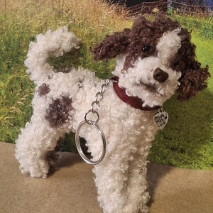 Llavero de peluche Lagotto blanco con manchas marrones