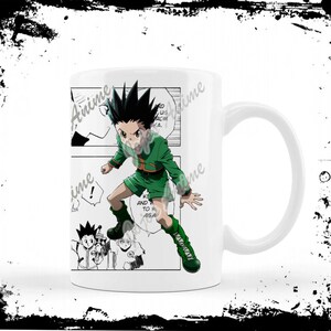 Pu&ograve; includere: Tazza in ceramica bianca con un'illustrazione manga in bianco e nero di un personaggio con i capelli verdi e un vestito verde e bianco. Il personaggio &egrave; in una posa di combattimento. Il testo "AND WE TO GO AGA..." &egrave; visibile nell'immagine.