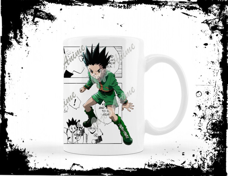Pu&ograve; includere: Tazza in ceramica bianca con un'illustrazione manga in bianco e nero di un personaggio con i capelli verdi e un vestito verde e bianco. Il personaggio &egrave; in una posa di combattimento. Il testo "AND WE TO GO AGA..." &egrave; visibile nell'immagine.