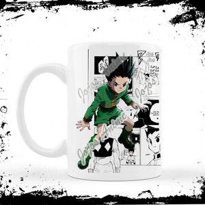 Pu&ograve; includere: Tazza in ceramica bianca con un'illustrazione in stile manga in bianco e nero di un personaggio anime vestito di verde con i capelli verdi a punta. Il personaggio tiene una spada ed &egrave; circondato da fumetti con testo giapponese.