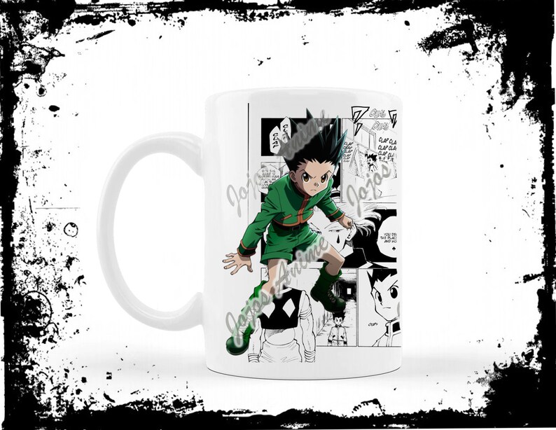 Pu&ograve; includere: Tazza in ceramica bianca con un'illustrazione in stile manga in bianco e nero di un personaggio anime vestito di verde con i capelli verdi a punta. Il personaggio tiene una spada ed &egrave; circondato da fumetti con testo giapponese.