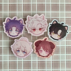 Può includere: Cinque adesivi con facce di personaggi in stile anime. Ogni adesivo presenta un personaggio diverso con colori di capelli unici, tra cui viola, bianco e nero. Gli adesivi hanno un retro trasparente e arrotondato e sono disposti su uno sfondo a quadri.