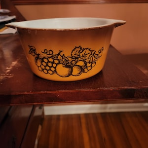 1QT Pyrex Casserole Dish in Old Orchard