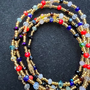 Cuentas de cintura africana Corbata transparente roja/azul puesta