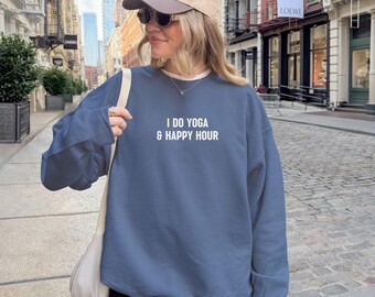 Sudadera de yoga y happy hour, sudadera de yoga, regalo para amantes del yoga, regalo para compañeros de trabajo,