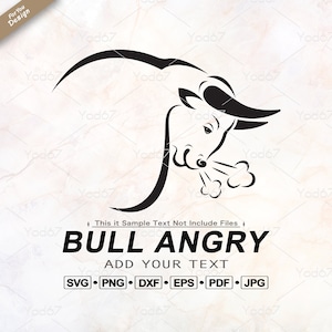 Puede incluir: Ilustración en blanco y negro de un toro enojado con vapor saliendo de sus fosas nasales. El texto "BULL ANGRY" está debajo de la imagen, con las palabras "ADD YOUR TEXT" debajo de eso. El texto "SVG PNG DXF EPS PDF JPG" está debajo de eso.