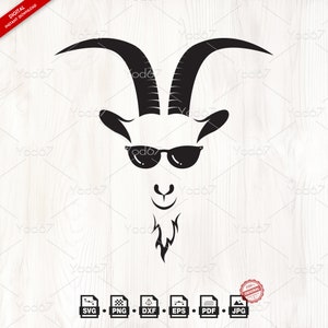 Puede incluir: Silueta en blanco y negro de la cabeza de una cabra con gafas de sol. La cabra tiene barba y cuernos. La imagen está sobre un fondo de madera blanca.