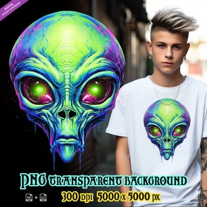 Könnte beinhalten: Ein weißes T-Shirt mit einem grünen, blauen und violetten Alienkopf-Motiv. Der Außerirdische hat große Augen und einen ernsten Ausdruck. Der Text "PNG TRANSPARENT BACKGROUND 300 DPI 5000 x 5000 PX" befindet sich am unteren Rand des Bildes.