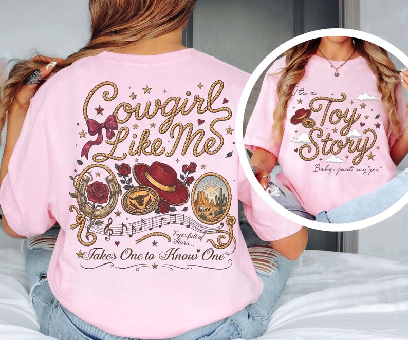 Pu&ograve; includere: Una t-shirt rosa chiaro con un design grafico sul retro con il testo Cowgirl Like Me, Eyes full of Stars e Takes One to Know One, insieme a illustrazioni di un lazo, cappello da cowboy, rose e una scena del deserto. Il davanti mostra Toy Story.