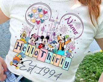 Camiseta personalizada de Mickey y sus amigos para el 30.º cumpleaños de Disneyland. Regalos de cumpleaños de Hello Thirty (1994). Camiseta de cumpleaños con orejas de Mickey y el castillo de Disney.