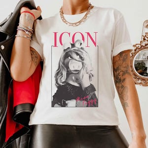 Camiseta con el icono de Miss Piggy de los Muppets de Disney, ideal para familias, ideal como regalo para un viaje a Disneyland, unisex, para adultos y niños. imagen 1
