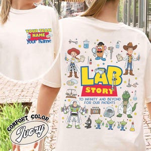 Op de afbeelding: Ivoor kleurig T-shirt met een kleurrijk "Lab Story" ontwerp met stripfiguren en laboratoriumapparatuur. Het shirt bevat de tekst "To Infinity and Beyond For Our Patients" en een ruimte voor een teamnaam en uw naam.
