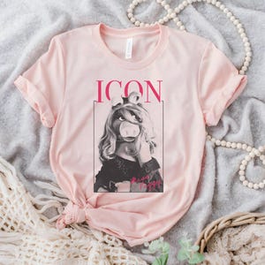 Camiseta con el icono de Miss Piggy de los Muppets de Disney, ideal para familias, ideal como regalo para un viaje a Disneyland, unisex, para adultos y niños. imagen 2