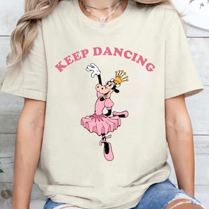 おもしろいクララベル カウ 1928 ジャスト キープ ダンシング レトロ シャツ、ディズニー ミッキーと仲間たち シャツ、ディズニー グループ ファミリー マッチング シャツ、マジック キングダム