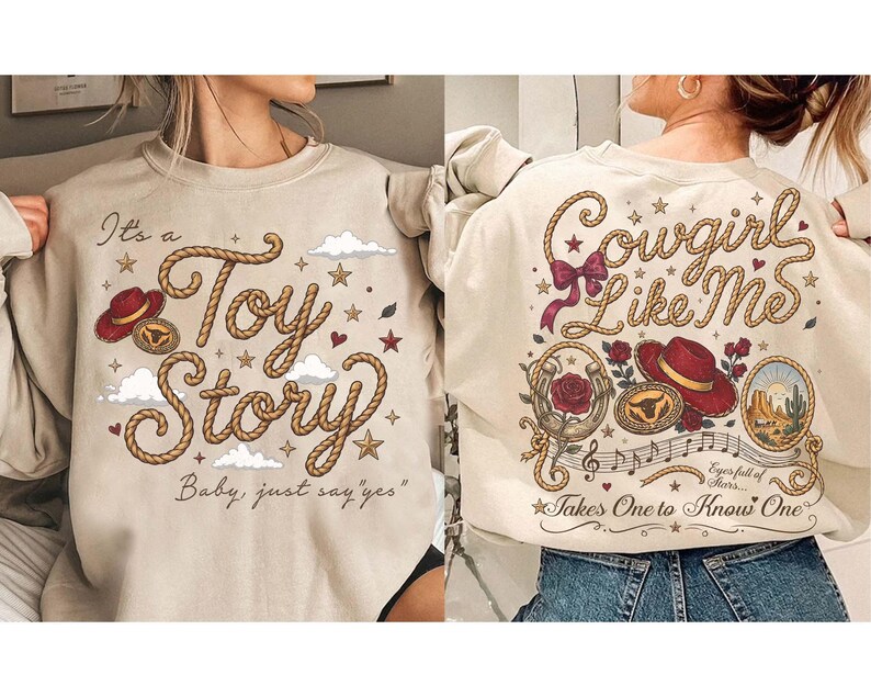Pu&ograve; includere: Una felpa beige con due disegni. Il davanti mostra una scritta in stile corda che recita It's a Toy Story Baby, just say yes con un cappello rosso e nuvole. Il retro mostra Cowgirl Like Me con un cappello rosso, rose, un ferro di cavallo e note.