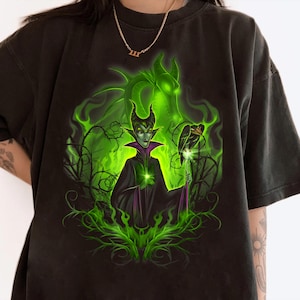 Maglietta con dettagli scuri della Bella Addormentata Disney Malefica, maglietta dei cattivi Magic Kingdom Disneyland regalo per le vacanze, maglietta coordinata per la famiglia Disneyland