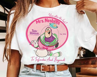 Camiseta de Toy Story de Disney Pixar, Buzz Lightyear, Salón de Té de la Sra. Nesbitt, Camiseta de "La Casa de Té de Nesbitt: Al Infinito y Más Allá", Camiseta de Viaje a Disneyland