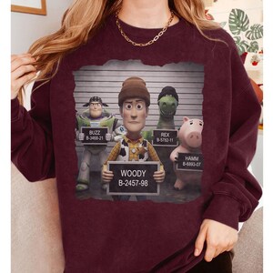 Camiseta Disney Pixar Toy Story Mugshot Comfort Colors, camiseta Woody Buzz Rex Hamm Lineup, parodia divertida de arresto de pandillas de dibujos animados, camiseta de viaje a Disneyland imagen 6