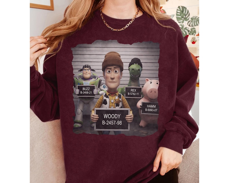 Camiseta Disney Pixar Toy Story Mugshot Comfort Colors, camiseta Woody Buzz Rex Hamm Lineup, parodia divertida de arresto de pandillas de dibujos animados, camiseta de viaje a Disneyland imagen 6