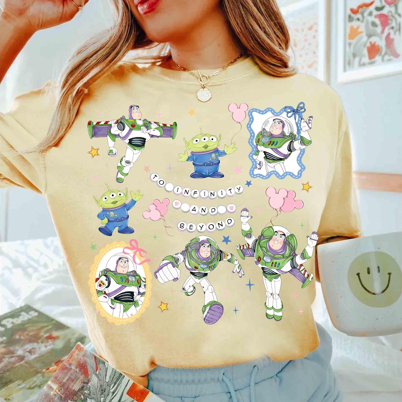 Puede incluir: Una taza de cer&aacute;mica blanca con un asa negra y el texto "But First, Coffee" en un estilo manuscrito. La taza est&aacute; sobre una superficie blanca. La taza mide 10 cm de alto.