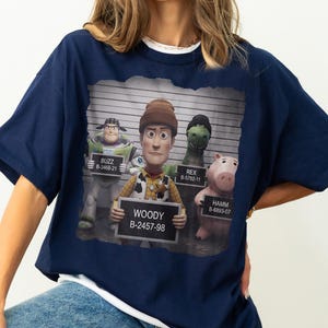 Camiseta Disney Pixar Toy Story Mugshot Comfort Colors, camiseta Woody Buzz Rex Hamm Lineup, parodia divertida de arresto de pandillas de dibujos animados, camiseta de viaje a Disneyland imagen 4