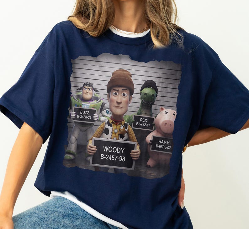 Camiseta Disney Pixar Toy Story Mugshot Comfort Colors, camiseta Woody Buzz Rex Hamm Lineup, parodia divertida de arresto de pandillas de dibujos animados, camiseta de viaje a Disneyland imagen 4
