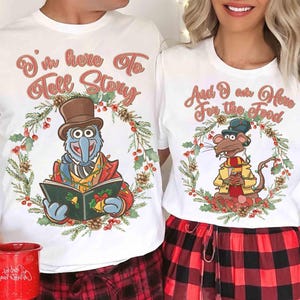Camiseta vintage de Disney con corona navideña de Gonzo y Rizzo de Los Muppets y Villancico. "Estoy aquí para contarles la comida", Disney World Navidad 2026.