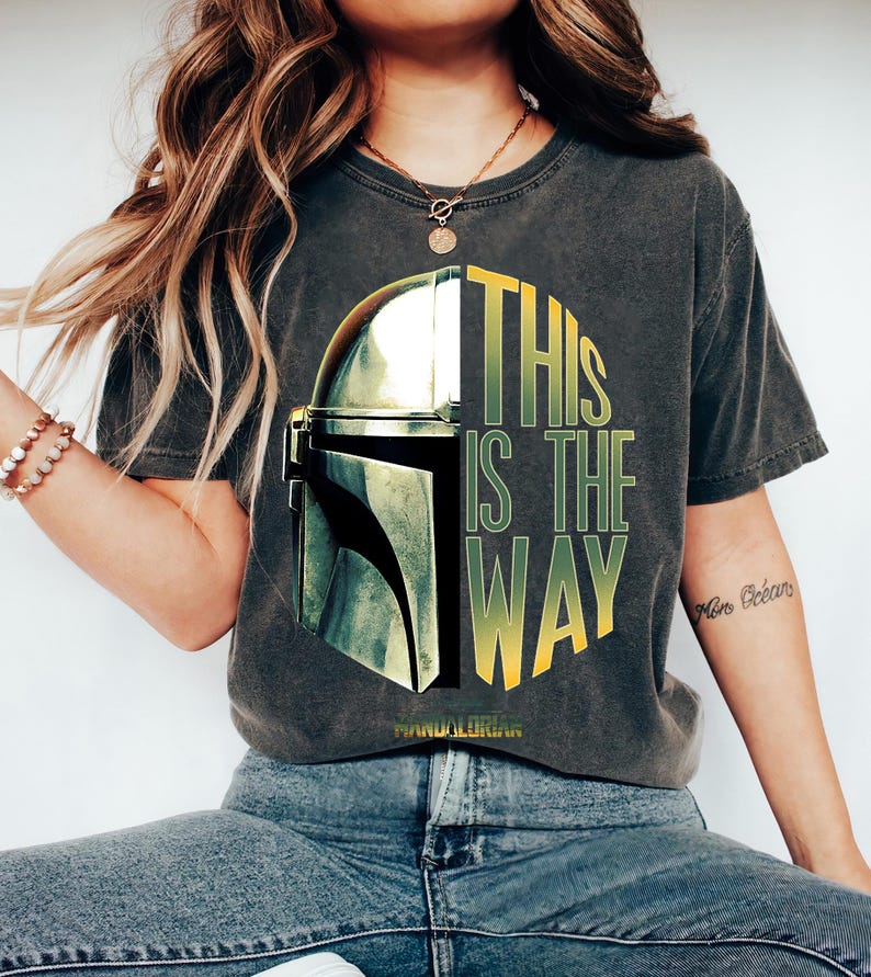 Star Wars The Mandalorian This Is The Way Helmlogo Stack T-shirt, Star Wars-shirt, Disneyland T-shirt familievakantie cadeau, Magic Kingdom afbeelding 1