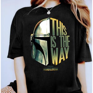 Star Wars The Mandalorian This Is The Way Helmlogo Stack T-shirt, Star Wars-shirt, Disneyland T-shirt familievakantie cadeau, Magic Kingdom afbeelding 2