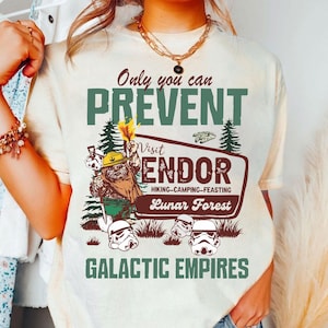 Puede incluir: Un letrero de madera rústica con el texto "Welcome to our home" en un estilo manuscrito. El letrero rectangular tiene un acabado envejecido y un diseño sencillo y acogedor. Adecuado para uso en interiores o exteriores.