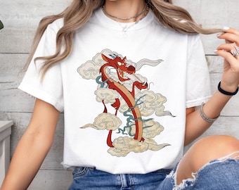 Camiseta gráfica de Disney Mulan Mushu Dragon, camiseta Magic Kingdom, regalo de vacaciones familiares en Disneyland, camiseta unisex para adultos y niños.