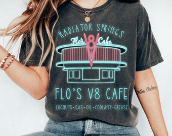 Camiseta gráfica con póster de Flo's V8 Cafe de Cars de Disney Pixar, camiseta de Cars de Disney, camiseta de Magic Kingdom, camiseta familiar a juego de Disneyland WDW
