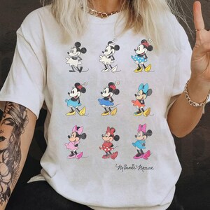 Camiseta de Disney Mickey y sus amigos Minnie Mouse a través de los años, camiseta familiar a juego, camiseta unisex para adultos y niños. imagen 3