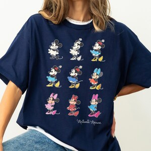 Camiseta de Disney Mickey y sus amigos Minnie Mouse a través de los años, camiseta familiar a juego, camiseta unisex para adultos y niños. imagen 4